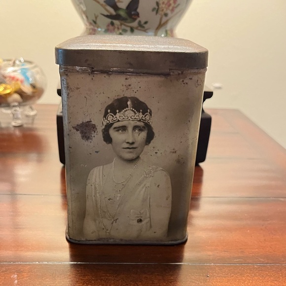 1930’s Tin - Duke and Duchess of York and daughters Elizabeth and Margaret - Picture 7 of 11